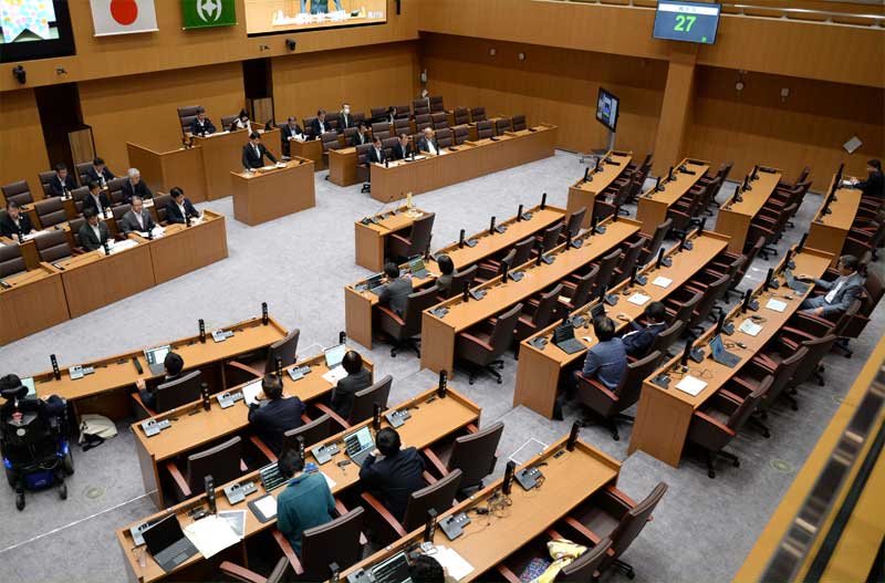 過半数を大幅に下回る出席議員の中で行われた千葉市議会本会議の一般質問＝９日、同市議会議場