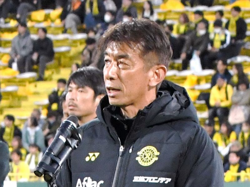 本拠地最終戦後のセレモニーでサポーターにあいさつする柏の井原監督＝１１月３０日、三協Ｆ柏
