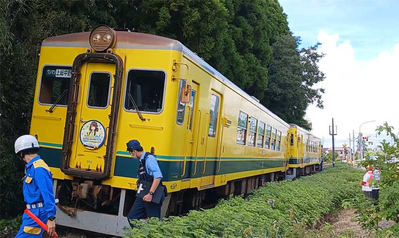 脱線したいすみ鉄道の車両=１０月、いすみ市苅谷