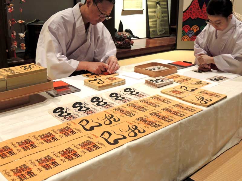 巳年の御朱印符の頒布準備を進める櫻木神社の神職ら＝３日、野田市