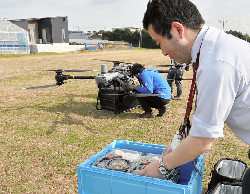 物流ドローンを活用し弁当を運ぶ実証実験が始まった=4日、東庄町