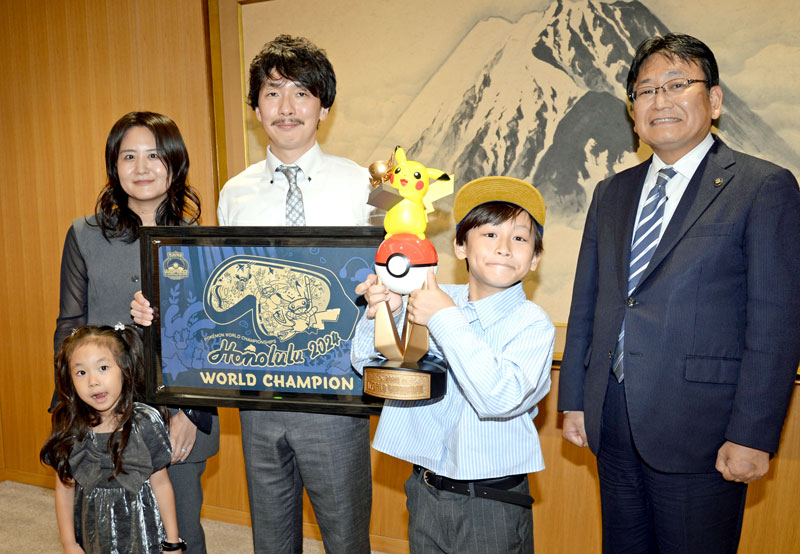 ポケモンのカードゲーム世界大会で優勝し、神谷市長（右）に報告した大田選手（右から２人目）と家族