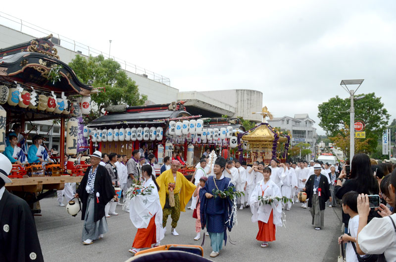 １０年ぶりの日吉神社連合祭典で、ＪＲ東金駅近くの商業施設「サンピア」前には各地区の山車や屋形、同神社のみこしが集まった＝１０月、東金市