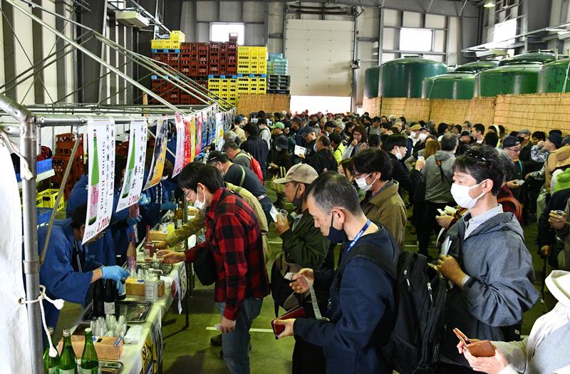 神崎町で3月17日に「酒蔵まつり」が5年ぶりに開催された。同日、会場で椿等町長が「発酵オーガニックビレッジ宣言」について報告した=3月、神崎町