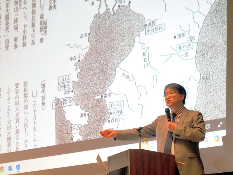 「海城サミット」の講演会で、里見対北条の攻防戦を語る滝川恒昭・敬愛大学特任教授＝３月、富津市