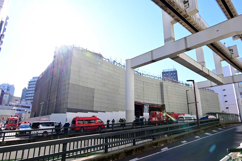 崩落事故が起こった解体工事現場=9日午前10時50分、千葉市中央区富士見1