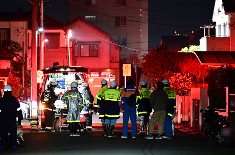 火災があった住宅街＝１８日午後１１時５５分ごろ、習志野市谷津３（画像一部加工）