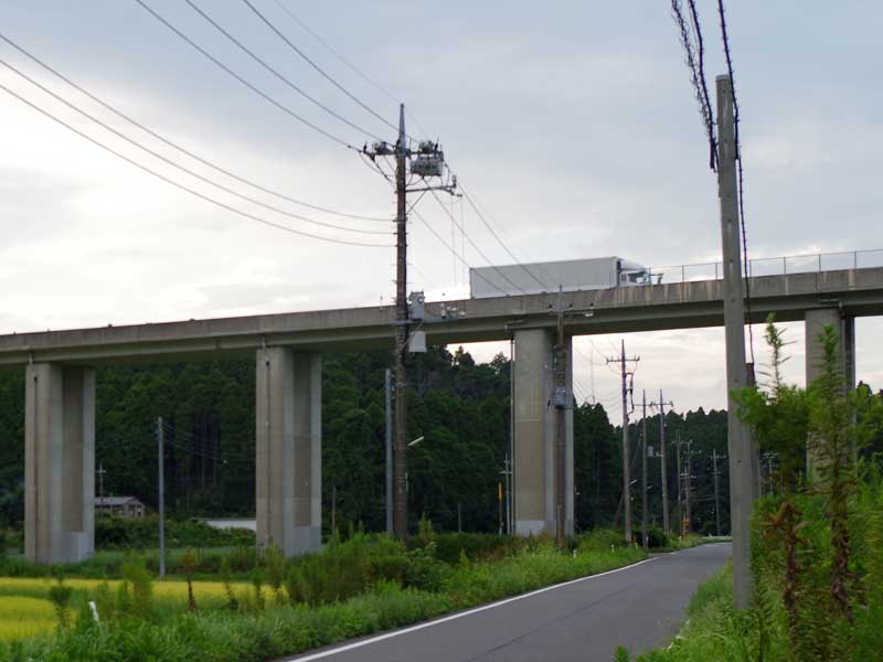 圏央道の高架（記事と直接関係ありません）