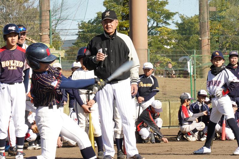 元プロたちの投げる球に挑む子どもたちを盛り上げる木樽さん（中央）