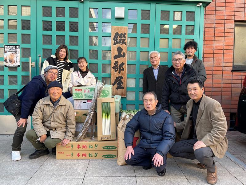錣山部屋に農産物を贈った生産者ら（茂原市提供）