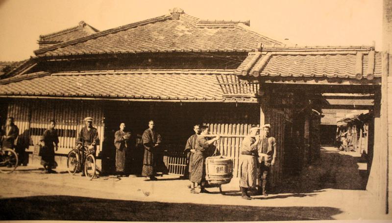 明治時代に撮影された馬場本店酒造の写真（馬場本店酒造提供）