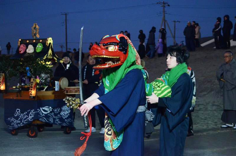 元旦祭で獅子舞を披露する「屋形獅子舞保存会」＝１日、九十九里町