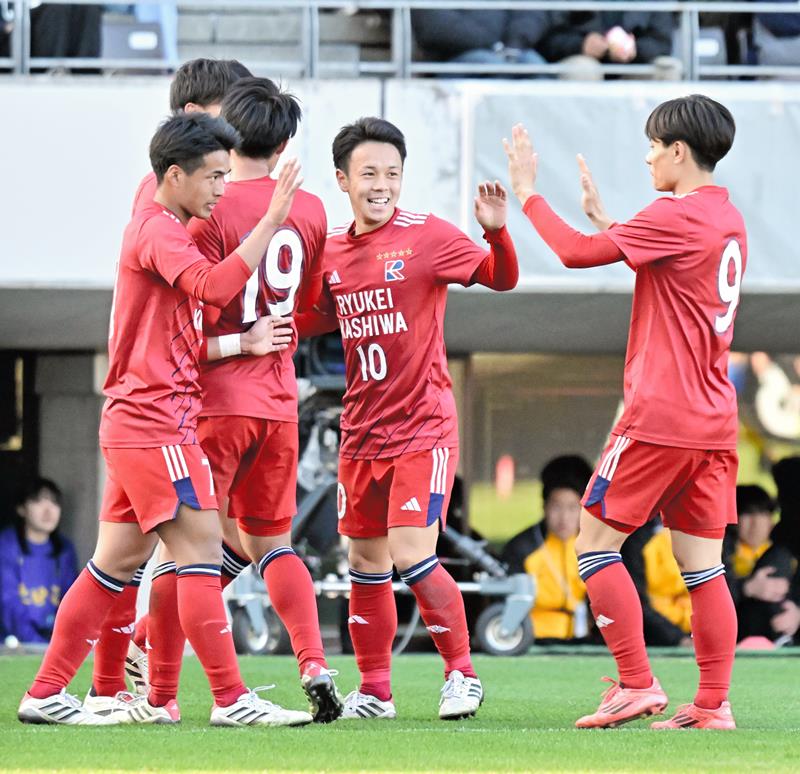 流通経大柏－上田西　前半４０分、和田（左）がチーム５点目を決め喜ぶ流通経大柏の選手たち