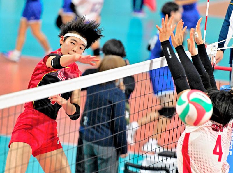 習志野－兵庫大須磨ノ浦　第２セット、スパイクを決める習志野の結束（左）＝東京体育館