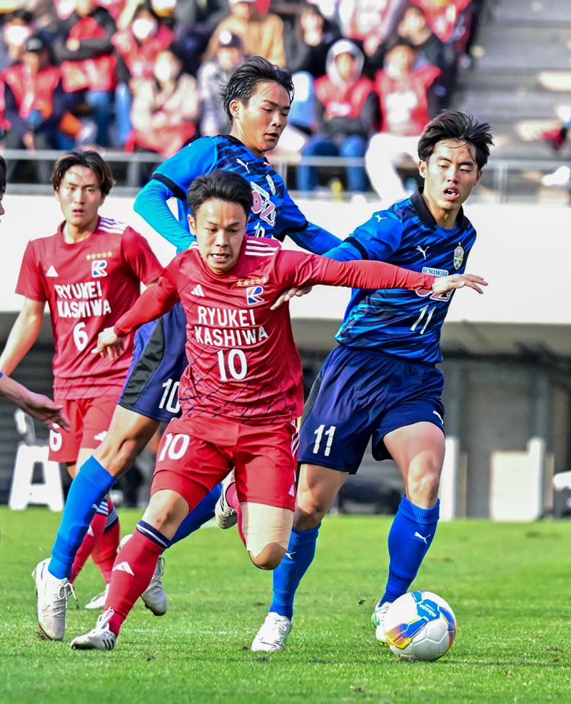 大津戦で競り合う流通経大柏の柚木（１０）＝２日、フクアリ