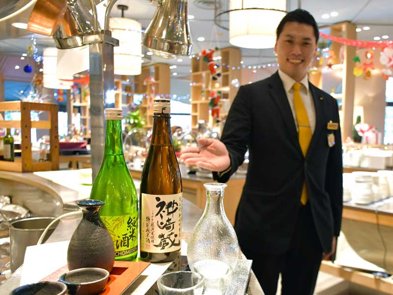 外国人観光客らレストラン利用者に提供する滝沢本店と鍋店の日本酒を紹介するホテル日航成田の押田さん=成田市