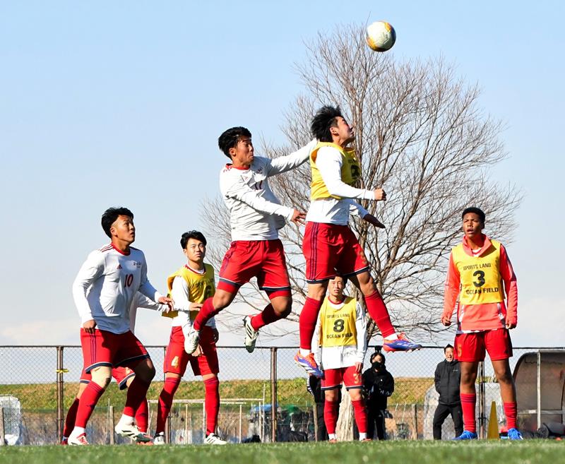 １１日の全国高校サッカー選手権準決勝に向けて調整する流通経大柏の選手たち＝９日、柏市