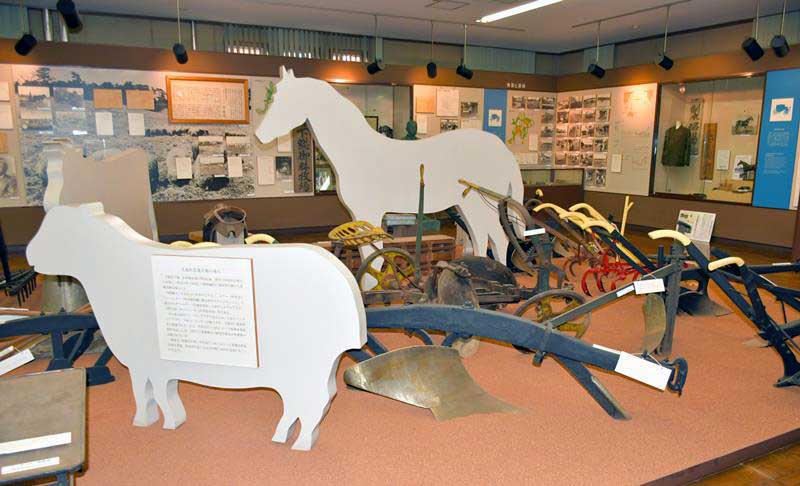 明治から昭和にかけて発展した畜産の歴史が分かる資料や当時の先進的な輸入農機具が展示されている＝成田市