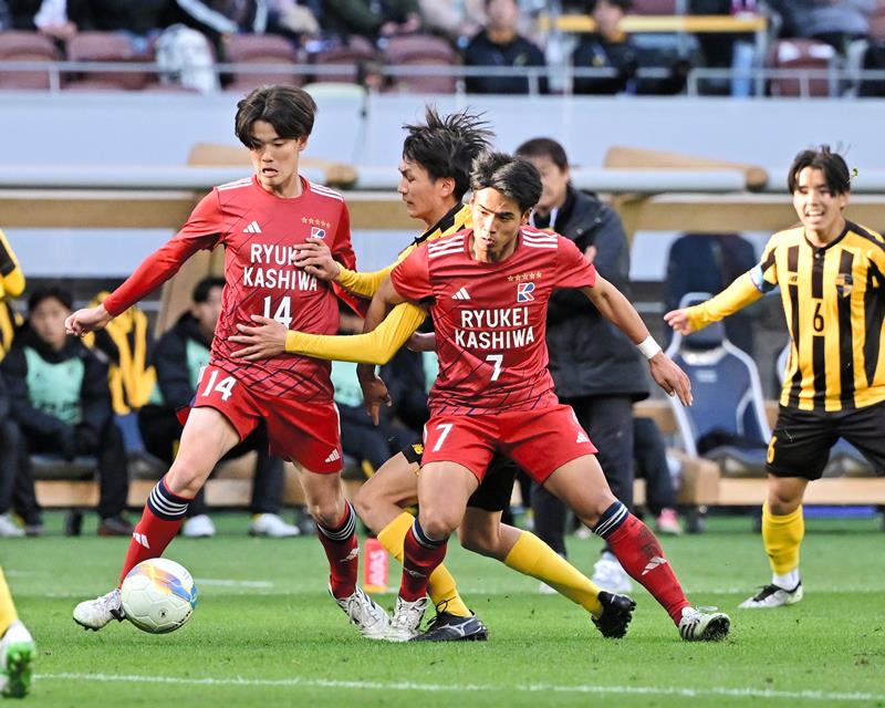 流通経大柏－東海大相模　前半、攻め込む流通経大柏の飯浜（１４）と和田（７）＝国立競技場