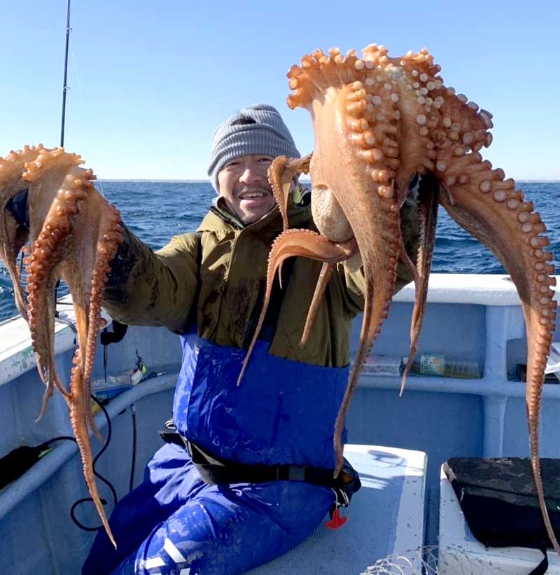 鹿島沖で釣り上げたマダコ（写真は「幸栄丸」提供）