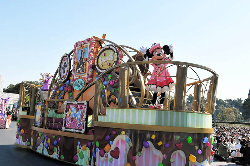 ギャラリーをイメージしたフロートではミニーマウスらがツアーガイドに扮した＝１４日、浦安市の東京ディズニーランド