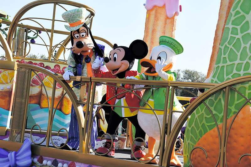 フロート上でロックバンドに扮したミッキーマウス（中央）、ドナルドダック（右）ら＝１４日、浦安市の東京ディズニーランド