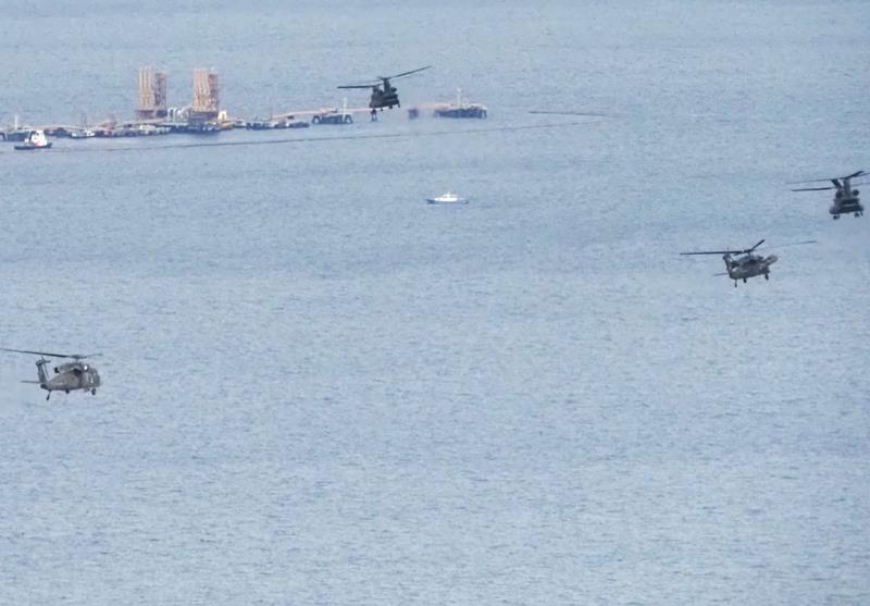 東京湾上空を編隊飛行する第１ヘリコプター団＝１６日、木更津市沖