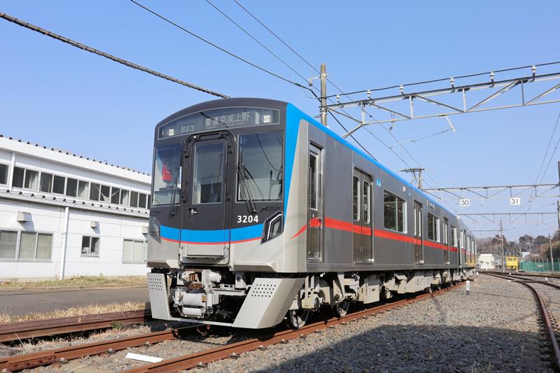 報道陣に公開された３２００形新型車両＝１月２４日、酒々井町