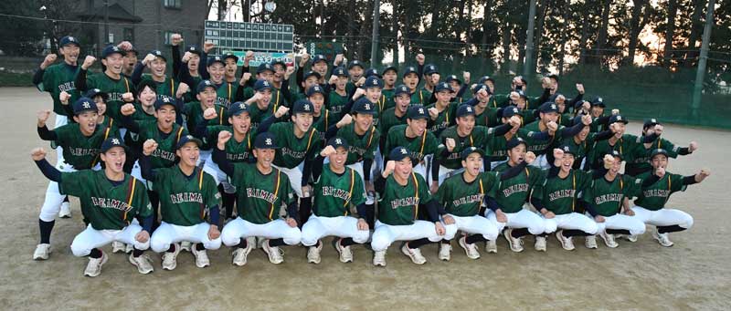 選抜大会初出場が決まり、喜ぶ千葉黎明の選手たち＝２４日、八街市