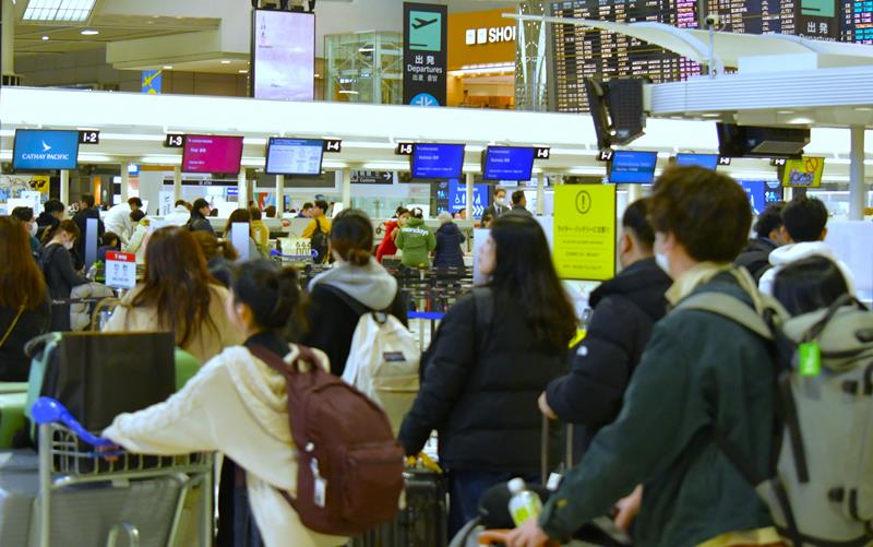 国際線の利用客が行き交う成田空港の出発ロビー＝昨年１２月、成田市