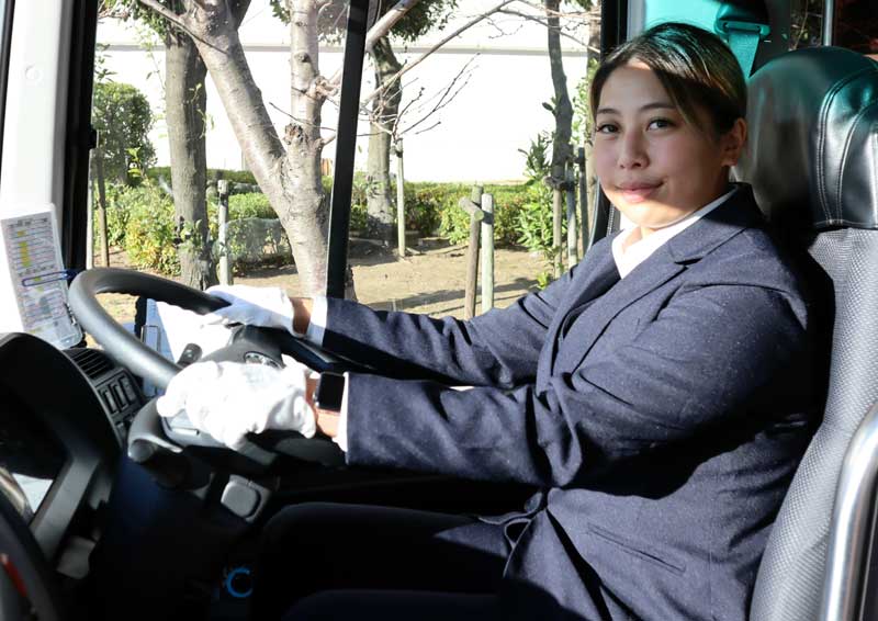 食品工場への企業送迎バスの運転を担当する3人制バスケ選手の品川さん=船橋市