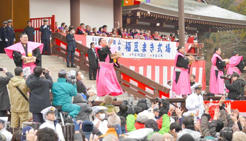 成田山新勝寺の節分会で特設舞台から豪快に豆をまく横綱・豊昇龍関（左から２人目）ら大相撲力士＝２日、成田市