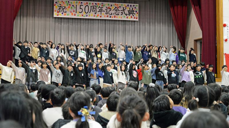 式典で歌いながら発表する６年生児童＝１日、園生小学校