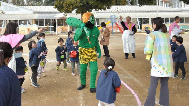 園庭に現れた鬼を退治するため落花生をまく園児ら=3日、八街市立八街第一幼稚園