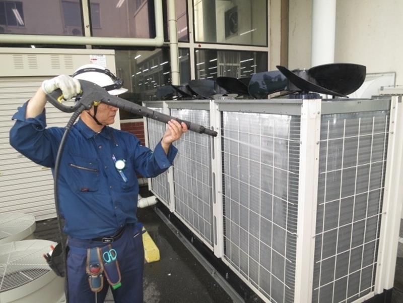 空調の室外機の洗浄作業=エアマル提供