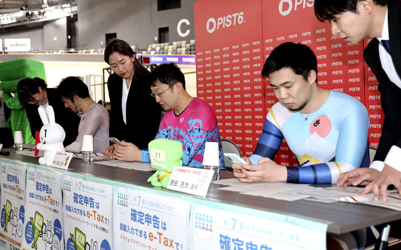 スマートフォンでの確定申告を体験する日本競輪選手会千葉支部の選手ら＝５日午後、千葉市中央区（共同）