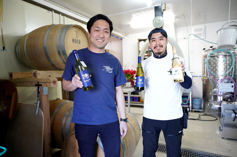 銚子葡萄酒醸造所で自社ワインを手にする坐古代表(左)と地域おこし協力隊員の高井さん=銚子市
