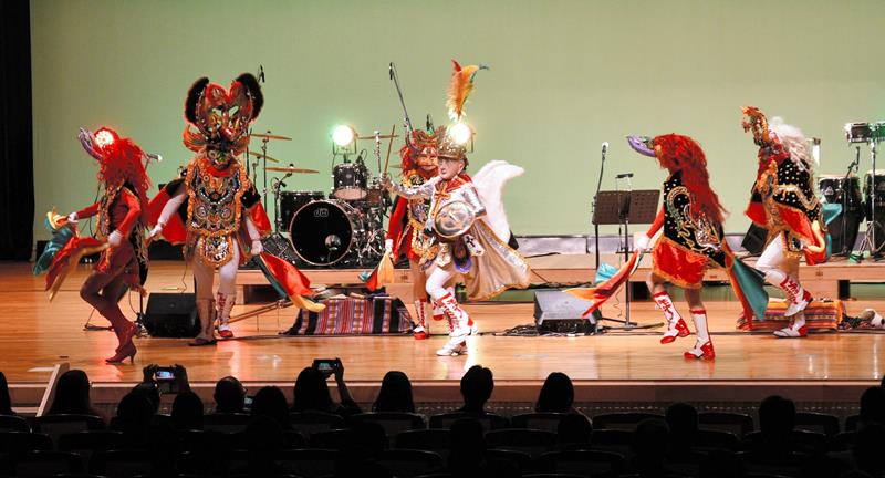 ボリビアの「フォルクローレ」の演奏に合わせて踊りが披露された=多古町