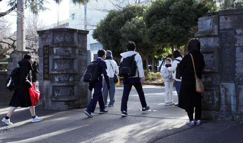 午前８時半過ぎから受験生が続々と集まった県立千葉高＝１８日午前、千葉市中央区