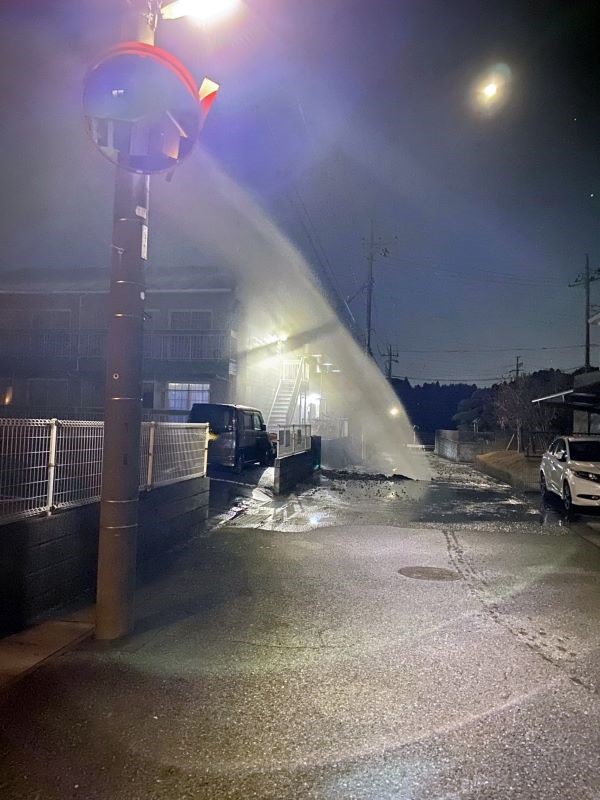 大網白里市みずほ台１の市道が割れ、水が噴き出す様子＝１１日午前３時１５分ごろ（近隣住民提供、画像の一部を加工しています）