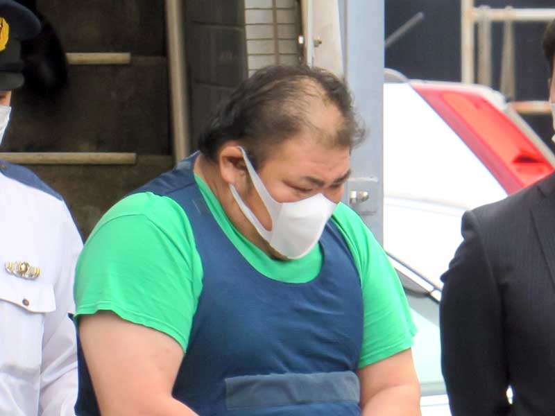 送検のため市原署を出る江川敦容疑者＝２０２４年１１月、市原市