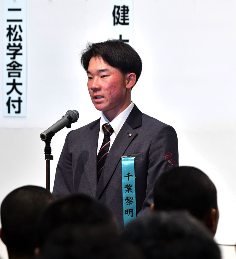 抽選会に臨んだ千葉黎明の山本大我主将＝大阪市内