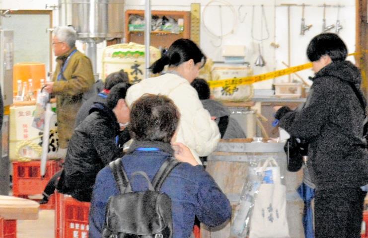 木戸泉敷地内で日本酒を楽しむ参加者ら=29日、いすみ市