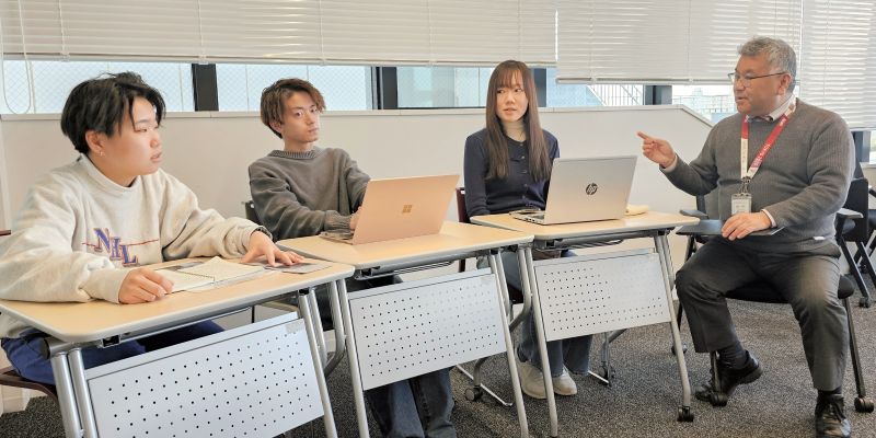 ツアーに参加した学生と学びを振り返る藤森センター長（右）＝２月２６日、千葉市稲毛区の敬愛大学