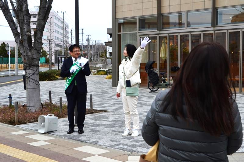 タワーマンションが立ち並ぶ地区で、地元選出の市議と共に演説する神谷氏（左）＝８日、千葉市美浜区