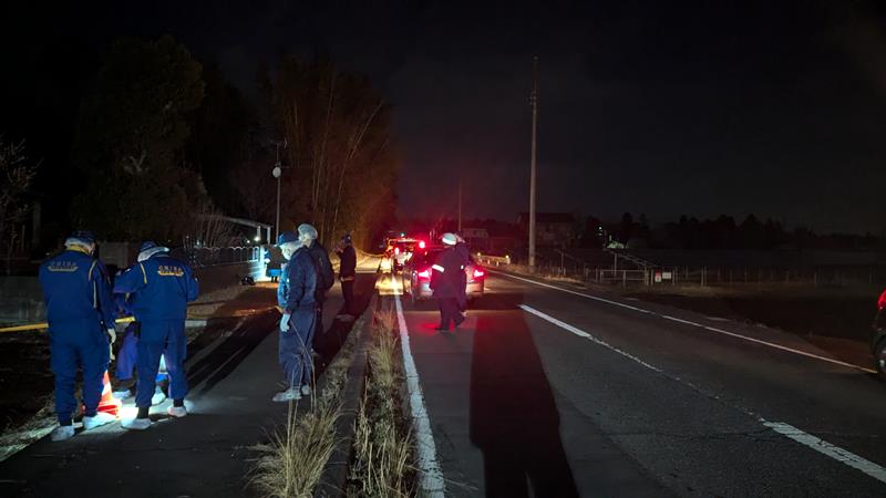 男女２人が被害に遭ったとみられる住宅周辺を調べる県警捜査員＝１４日午前０時４０分ごろ、成田市青山