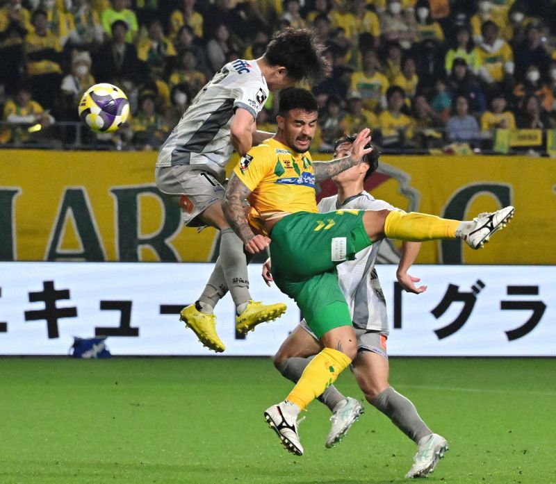 千葉―秋田　前半３８分、チーム２点目となるゴールを頭で決める千葉・カルリーニョスジュニオ＝フクアリ