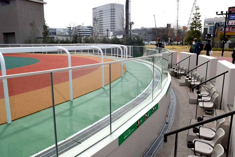 パドック脇に新設された「馬かぶり席」