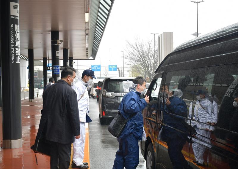 成田空港の乗降場に駐車する運転者に、移動を求めて注意する千葉県警の警察官ら