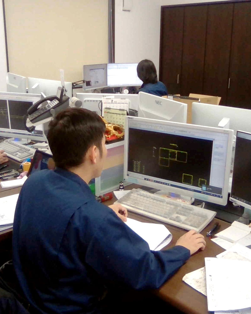 設計から加工まで幅広く活躍する社員ら